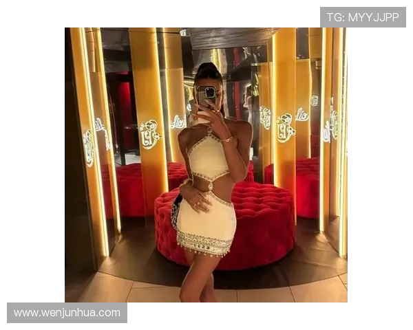 胡梅尔斯携超模女友观战斯图加特站决赛 退役后跨界体育魅力不减(2)